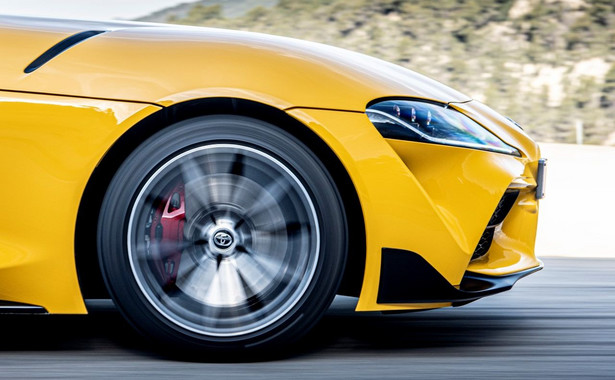 Toyota GR Supra może zmienić kolor z żółtego na biały. Bez lakierownia czy oklejania folią