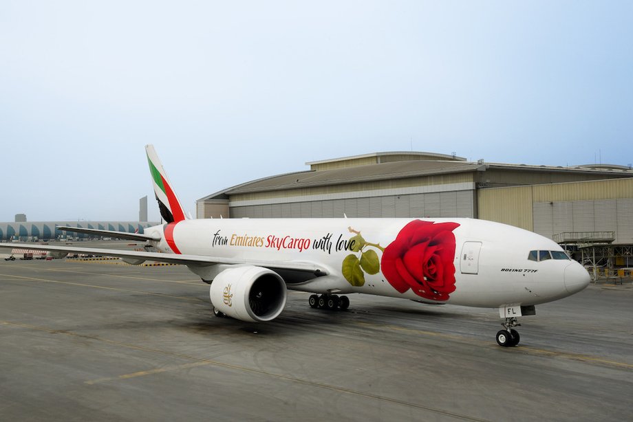 Samoloty Emirates SkyCargo transportują m.in. kwiaty z Kenii i Ekwadoru do Amsterdamu. W lukach bagażowych samolotów rejsowych przewożone są np. kwiaty z Indii, Sri Lanki, Wietnamu i Nowej Zelandii. To m.in. róże, goździki, chryzantemy i lilie