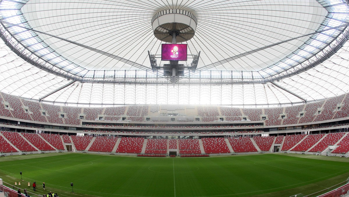 Czyżby Stadion Narodowy w Warszawie już zaczął się sypać? Nad jednym z wejść zarwał się fragment podwieszanego sufitu. Wykonawca już to naprawił. Teraz trwa sprawdzanie innych sufitów.