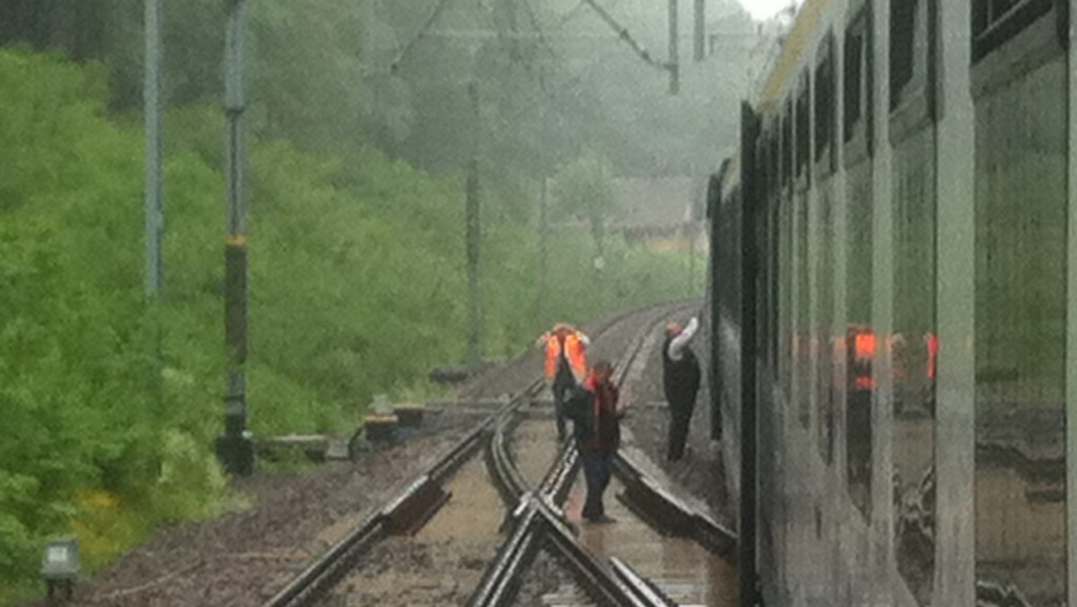 Pociąg jadący trasą z Wrocławia do Warszawy gwałtownie hamował po godz. 15 w Obornikach Śląskich. W ostatniej chwili prowadzący go maszynista zauważył źle ustawiony semafor. Gdyby nie szybka reakcja, maszyna wypadłaby z torów - dowiedział się Onet.