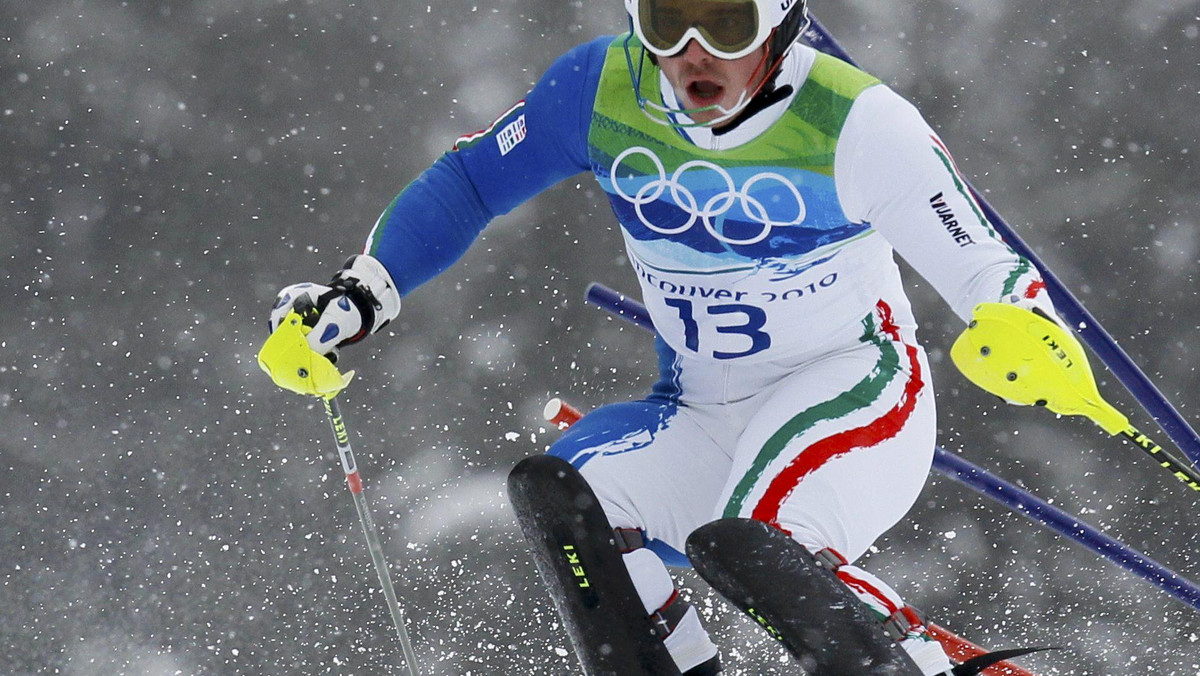 Włoch Giuliano Razzoli prowadzi po pierwszym przejeździe slalomu podczas zimowych igrzysk olimpijskich w kanadyjskim Vancouver.