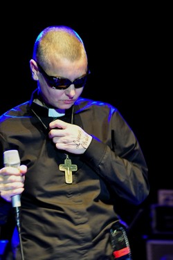 Sinéad O'Connor w koloratce i z krzyżem we Wrocławiu - ZDJĘCIA!
