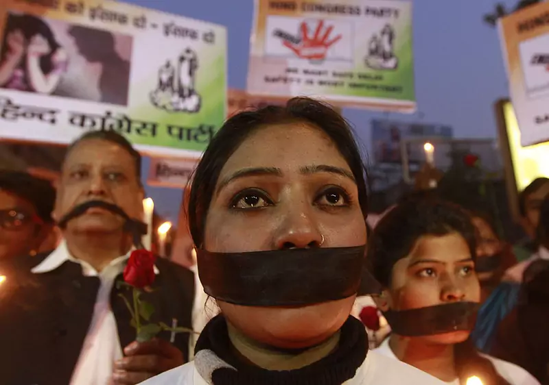 Ludzie zapalali świece i organizowali marsze solidarnościowe upamiętniające straszliwy gwałt zbiorowy z 16 grudnia w Delhi, który wstrząsnął narodem Fot. Sanjeev Verma/Hindustan Times via Getty Images