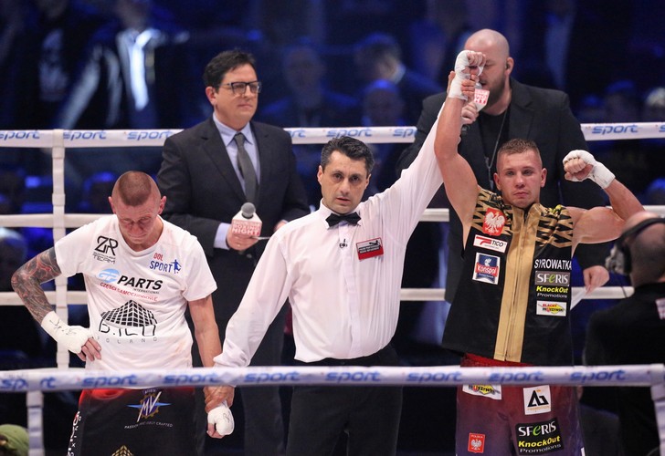 Michał Syrowatka (P) i Rafał Jackiewicz (L) podczas ogłoszenia wyników walki w wadze półśredniej, w trakcie gali bokserskiej Polsat Boxing Night