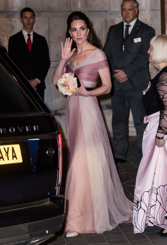 Księżna Kate w walentynkowej sukni 