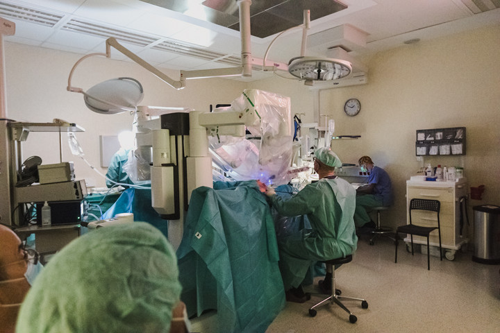 Robot da Vinci stosowany przez Szpital na Klinach pozwala na nieinwazyjne usunięcie raka trzonu macicy