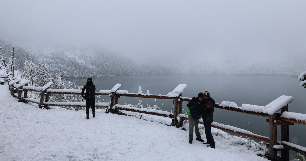 Tatry zasypane śniegiem. Puchu jest po kolana, ale warunki robią się groźne [ZDJĘCIA]