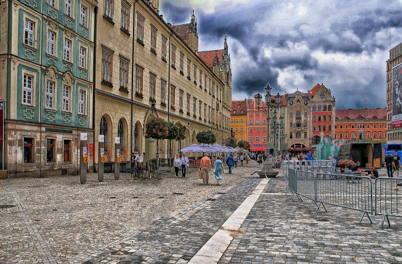 Na profilu Centrum Historii Zajezdnia na Facebooku utworzone zostało specjalne wydarzenie Opowiadam Wrocław, gdzie znajduje się cykl instruktaży nagranych przez Natalię Rybak, trenera ds. wystąpień publicznych. Zdjęcie ilustracyjne: Wrocław. Fot. Pixabay