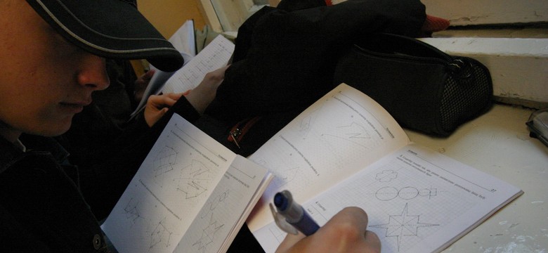 Senator PiS chce wycofać prace domowe ze szkół