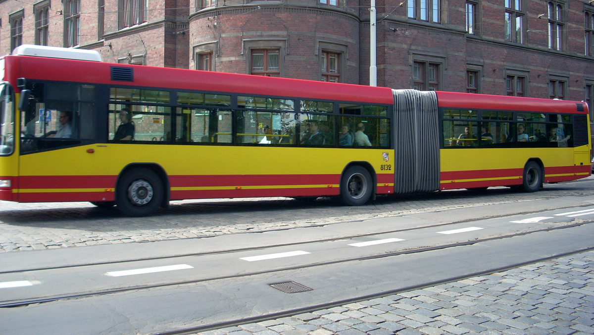 Awantura w jednym z wrocławskich autobusów. Kontroler MPK nie chciał wypuścić pasażerki z wozu, trzymał ją za torbę – przy okazji blokując ruch na dobrych kilka minut. W końcu na pomoc kobiecie, która chciała uniknąć wystawienia mandatu, ruszyli pozostali pasażerowie – i wypchnęli mężczyznę z pojazdu. Zdaniem przedstawicieli miejskiego przewoźnika – kontroler nie przekroczył swoich uprawnień.