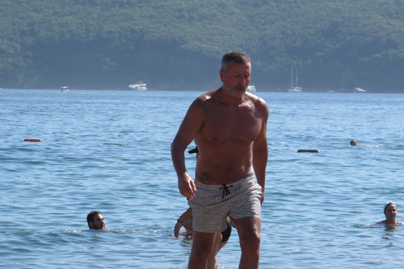 KAD SE NAŠ PEVAČ (65) SKINE, ŽENAMA PADNU VILICE Pio alkohol i jeo viršle, a onda je počeo da se pridržava ovih pravila: "Svakog dana to praktikujem"