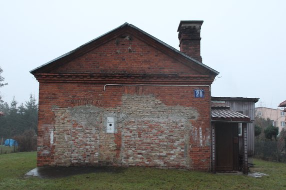 Jeden z zachowanych murowanych budynków z dawnych koszar