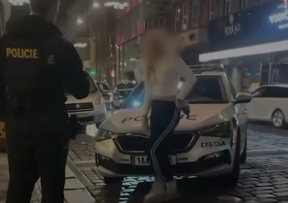 Karolina vređa policiju