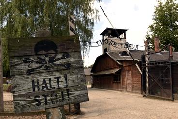 Brama w niemieckim nazistowskim obozie Auschwitz