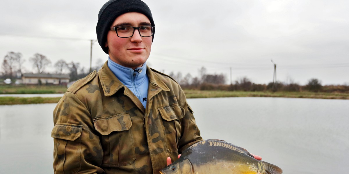 Michal Sopicki, pokazuje rozne rodzaje karpia: Karp maly 1,2-1,4 kg