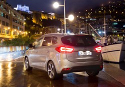 Polak zmieści się z całą rodziną i... gitarą! Nowa kia carens już kusi ceną