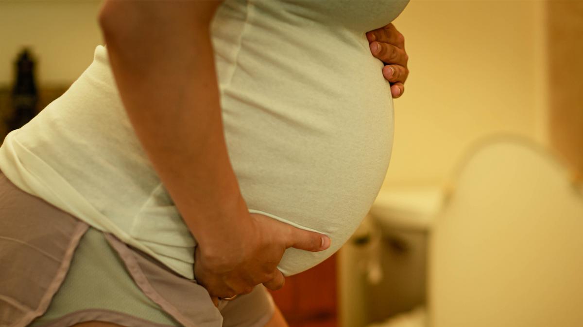 Teljes rémület, de végül: a fürdőszobája padlóján, 13 perc alatt szült meg a nő. A férje mindent megtett, és csodálatos...