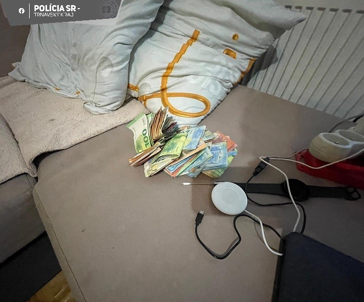 V Piešťanoch zadržali dílera, zaistili aj peniaze, drogy a zbrane.