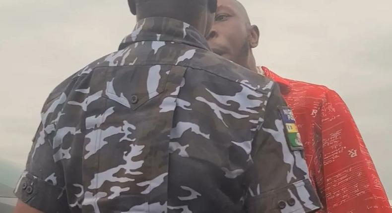 Seun Kuti slaps police officer in uniform. [Twitter:@OneJoblessBoy]