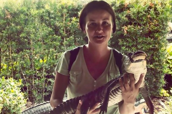 DA LI JE SE SEĆATE? Pevala je u najpopularnijem bendu, a sad pozira sa aligatorom: Pevačica se preselila u Ameriku i ovako uživa na Floridi (FOTO)