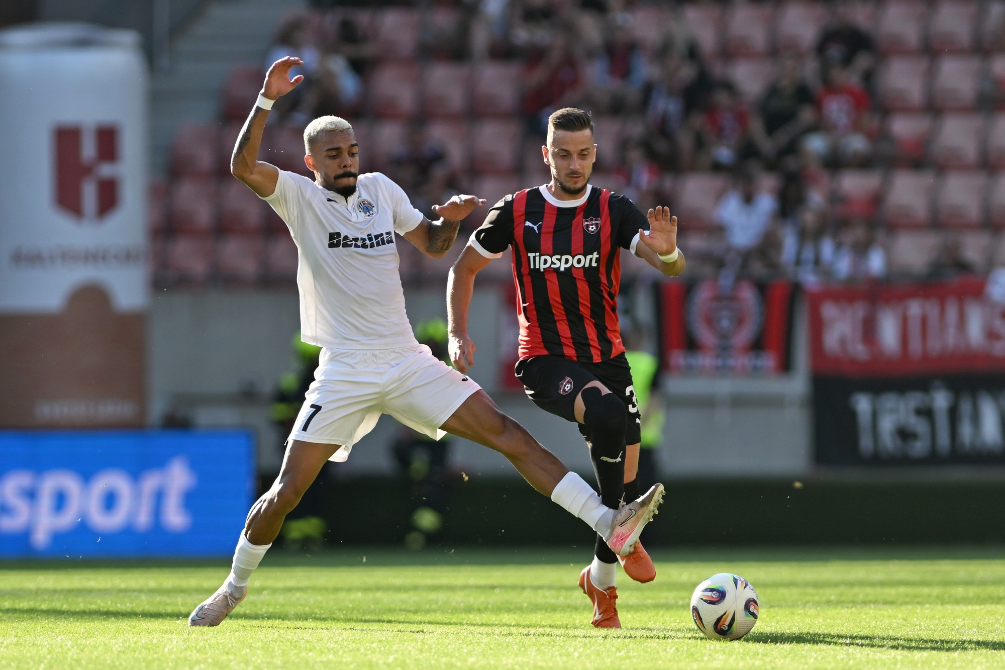 Vpravo hráč Trnavy Filip Twardzik a Lucas Villela z Hibernians.