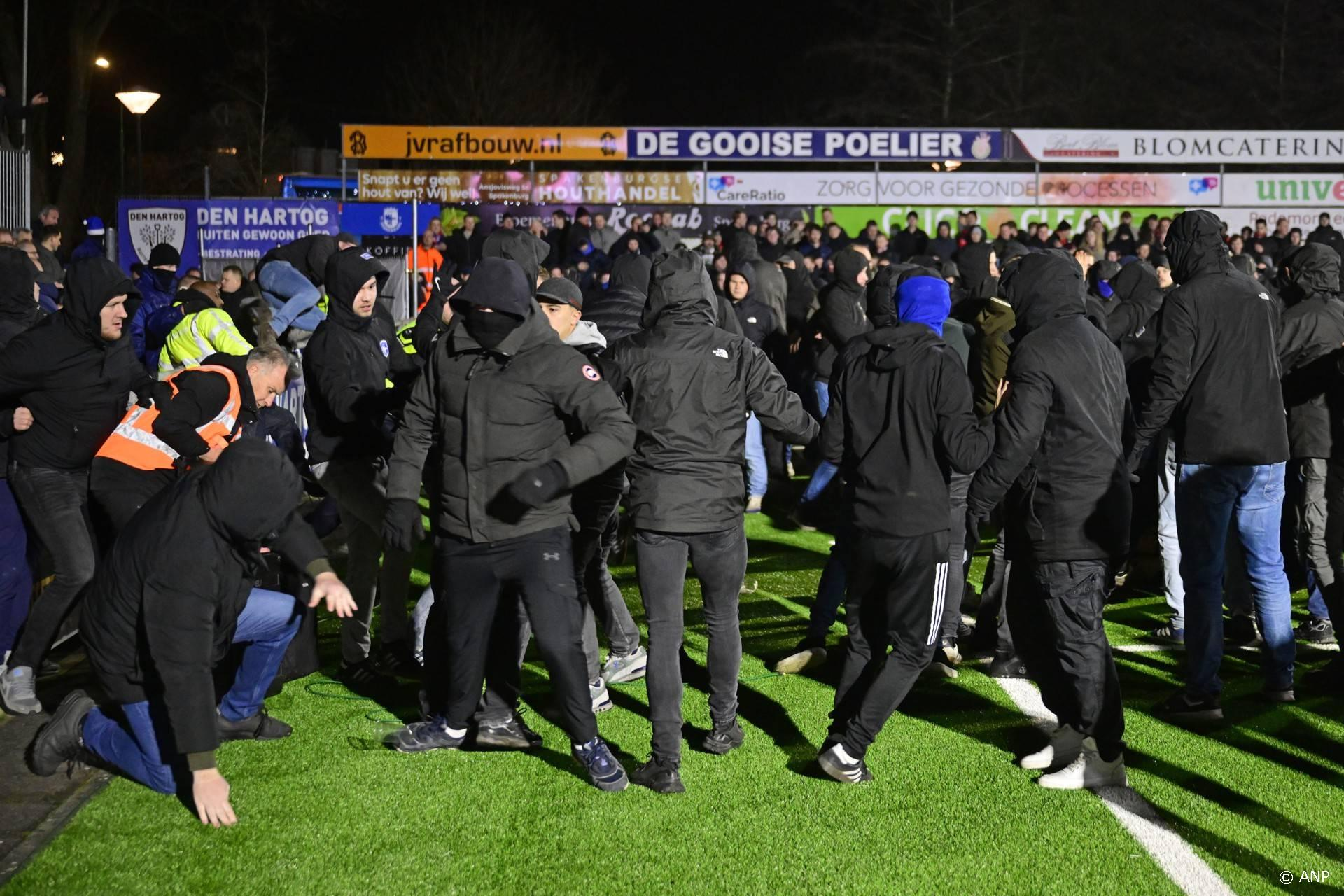 Massale vechtpartij op het veld na bekerduel Spakenburg - Twente