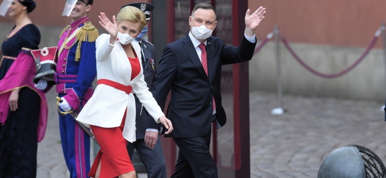 Diabeł tkwił w... gumkach! Agata Duda w imponująco perfekcyjnej stylizacji. FOTO