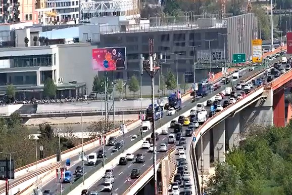 (FOTO) NAORUŽAJTE SE STRPLJENJEM Ogromne gužve u celom Beogradu, vozila mile na mostovima: Centar zakrčen