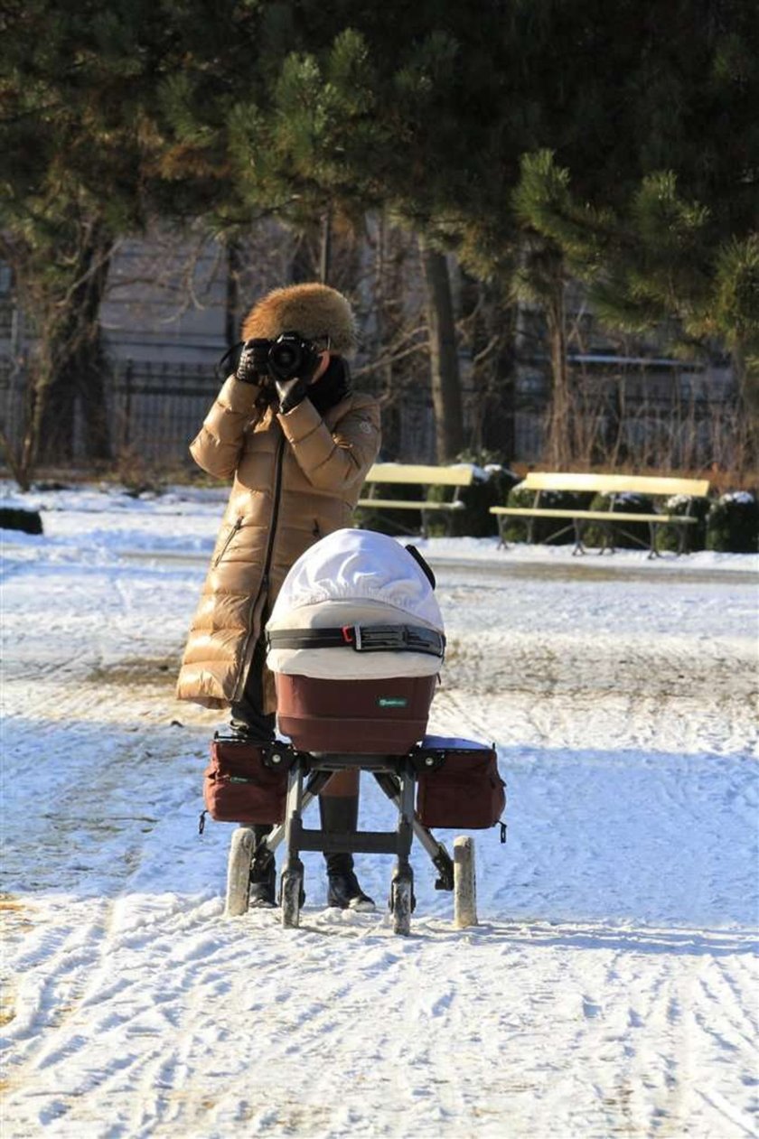 Anna Mucha z córeczką na spacerze. Foto