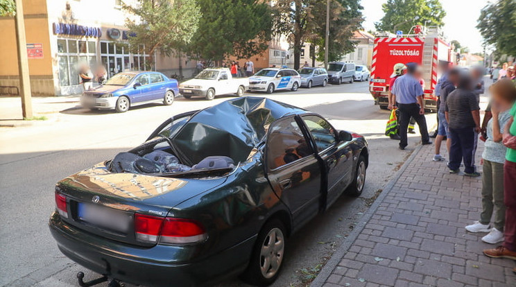 A Mazda teteje rommá tört, a férfit viszont élve szedték le róla