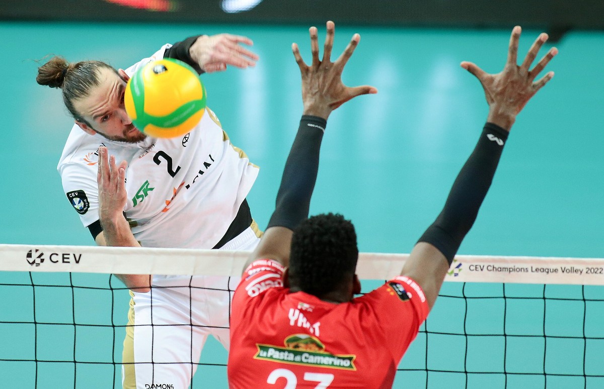 Siatkarz Jastrzębskiego Węgla Jan Hadrava (L) i Marlon Yant Herrera (P) z Cucine Lube Civitanova podczas rewanżowego meczu ćwierćfinałowego Ligi Mistrzów