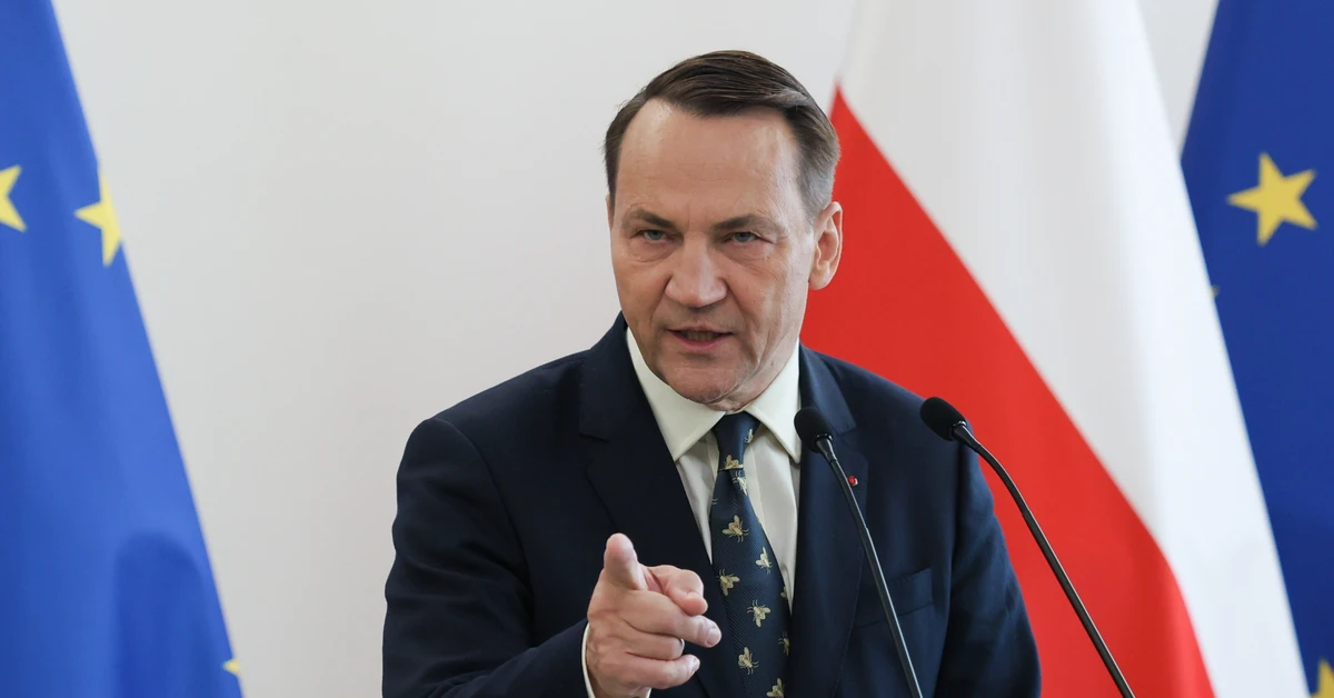 Hołownia wstrzymał budowę hotelu dla posłów. Sikorski życzy Czarzastemu "odwagi"
