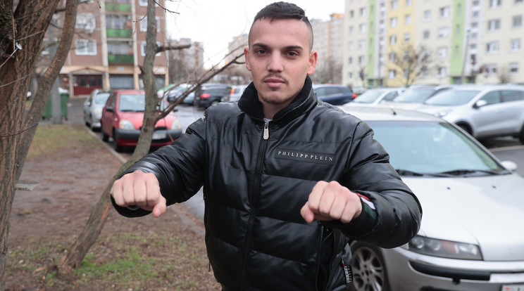 Kótai Dezső tépte le a  kis Fiat ajtaját, hogy kiszabadítsa a roncsban rekedt, sikoltozó gyermeket   Fotó: Czerkl Gábor