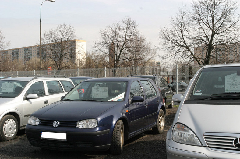 Jak bezpiecznie kupić tanie auto? Sprawdzamy ogłoszenia samochodów za 10 tys. zł