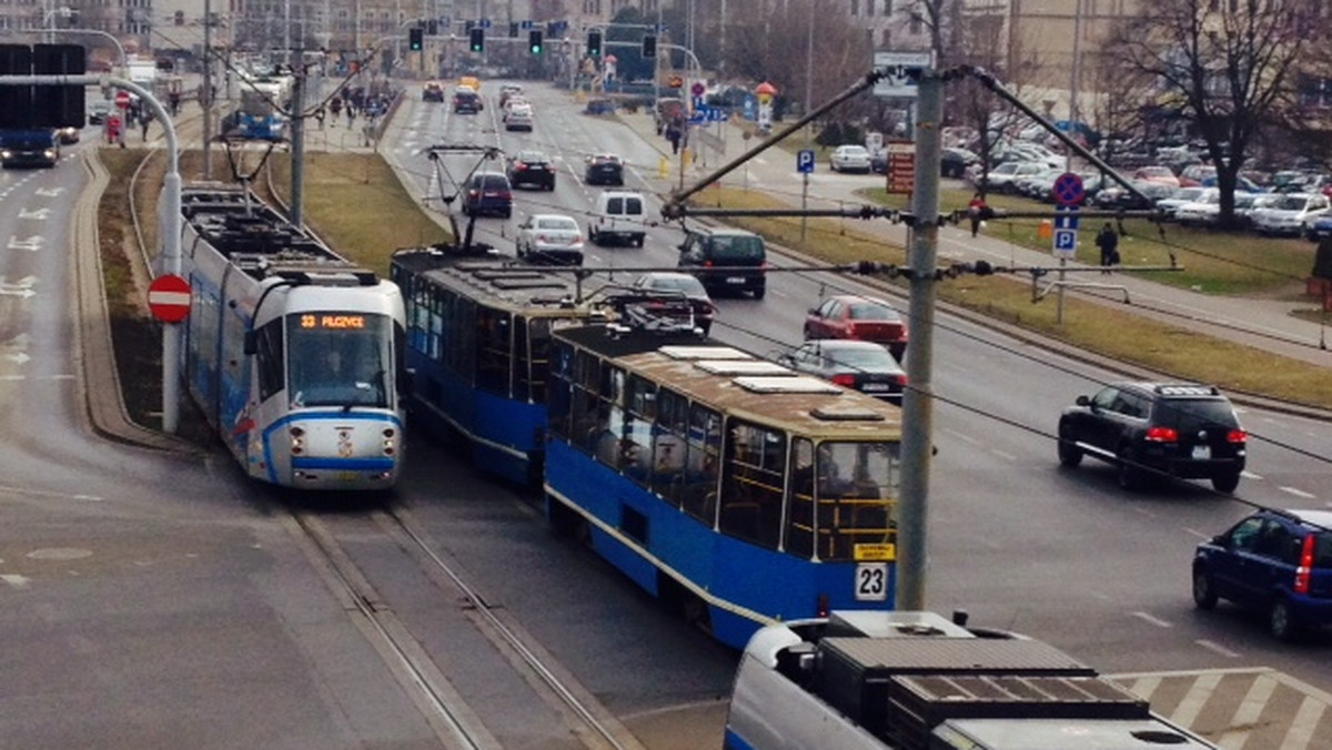 Radni z Partynic i Ołtaszyna chcą, by plan transportowy Wrocławia uwzględniał budowę nowej linii tramwajowej na ich osiedla. Stosowną uchwałę w tej sprawie już przyjęto. Zdaniem mieszkańców to rozwiązanie raz na zawsze skończyłoby problemy komunikacyjne południa Wrocławia.
