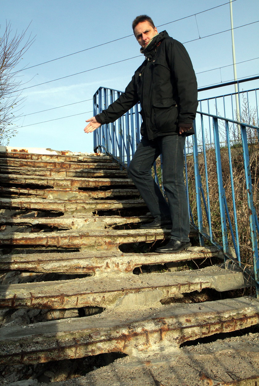 zniszczone schody  wiaduktu na ul. Limanowskiego