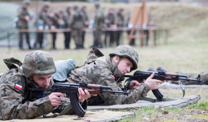 Rezerwiści podczas ćwiczeń mobilizacyjnych na poligonie 5. Pułku Chemicznego w Tarnowskich Górach. Strzelanie.
<br><br>fot. (mgo) PAP/Andrzej Grygiel