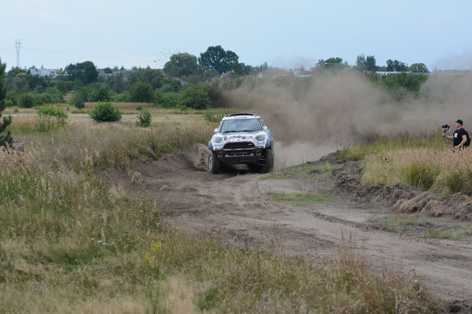 MINI John Cooper Works Rally – ryczący potwór, który spala 80 litrów na "setkę"