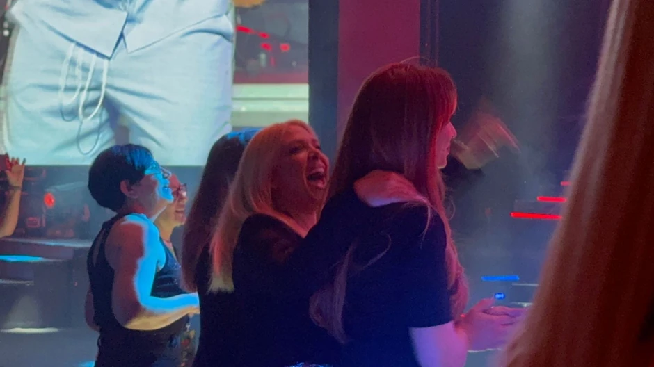 Milica Todorović igra sa sestrama