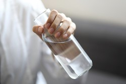 Co się dzieje w organizmie, gdy wypijesz za dużo wody? Ile wody to "za dużo"?