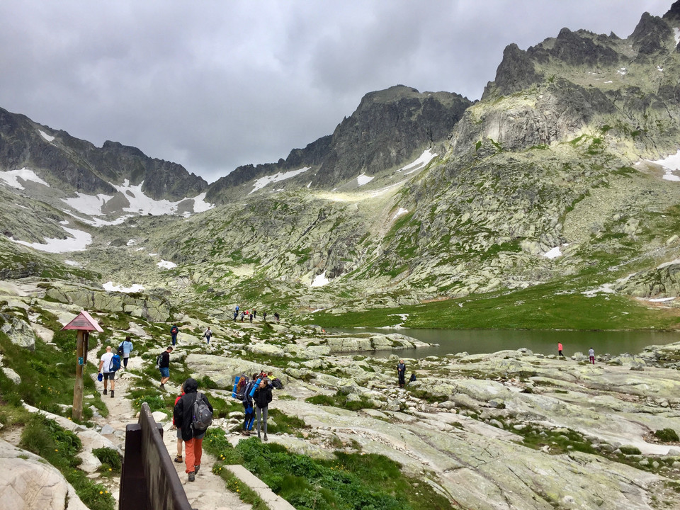 Dolina Pięciu Stawów Spiskich i Malé Spissske Pleso. W głębi widoczny Durny Szczyt (Pyšný štít, 2625 m)