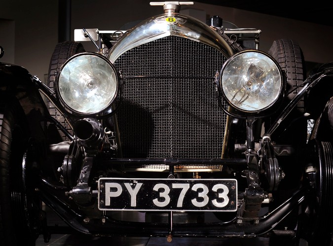 Dwumiejscowy samochód miał pod klapą 3-litrowy 85-konny silnik dzięki któremu stał się pierwszym bentleyem, który rozpędzał się do ponad 160 km/h. Staruszka wyposażono w rozwiązania, które pozwalały brytyjskiej marce na wygrywanie ówczesnych wyścigów Le Mans