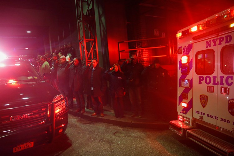 Policjanci z Nowego Jorku oddają hołd zamordowanym kolegom