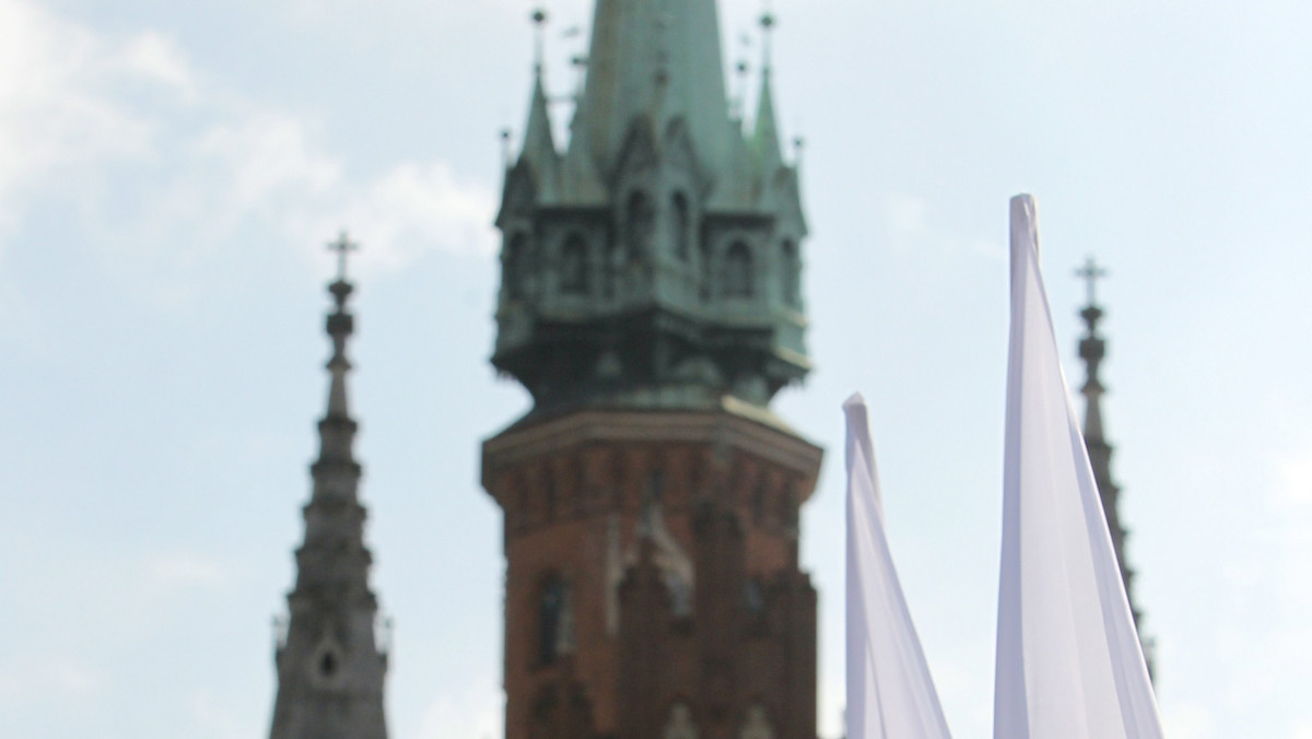 Premier Donald Tusk odwiedził w niedzielę w Krakowie obchodzące 18. urodziny Stowarzyszenie Siemacha. Każdy kto do Was trafia otrzymuje pomoc, nawet jeśli o nią nie prosi - powiedział premier.