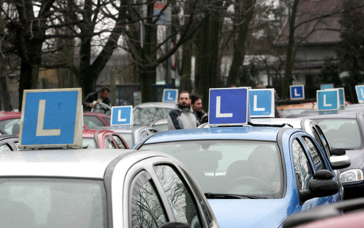 Każda osoba, która pierwszy raz uzyska prawo jazdy na samochód osobowy, zostanie objęta dwuletnim okresem próbnym.