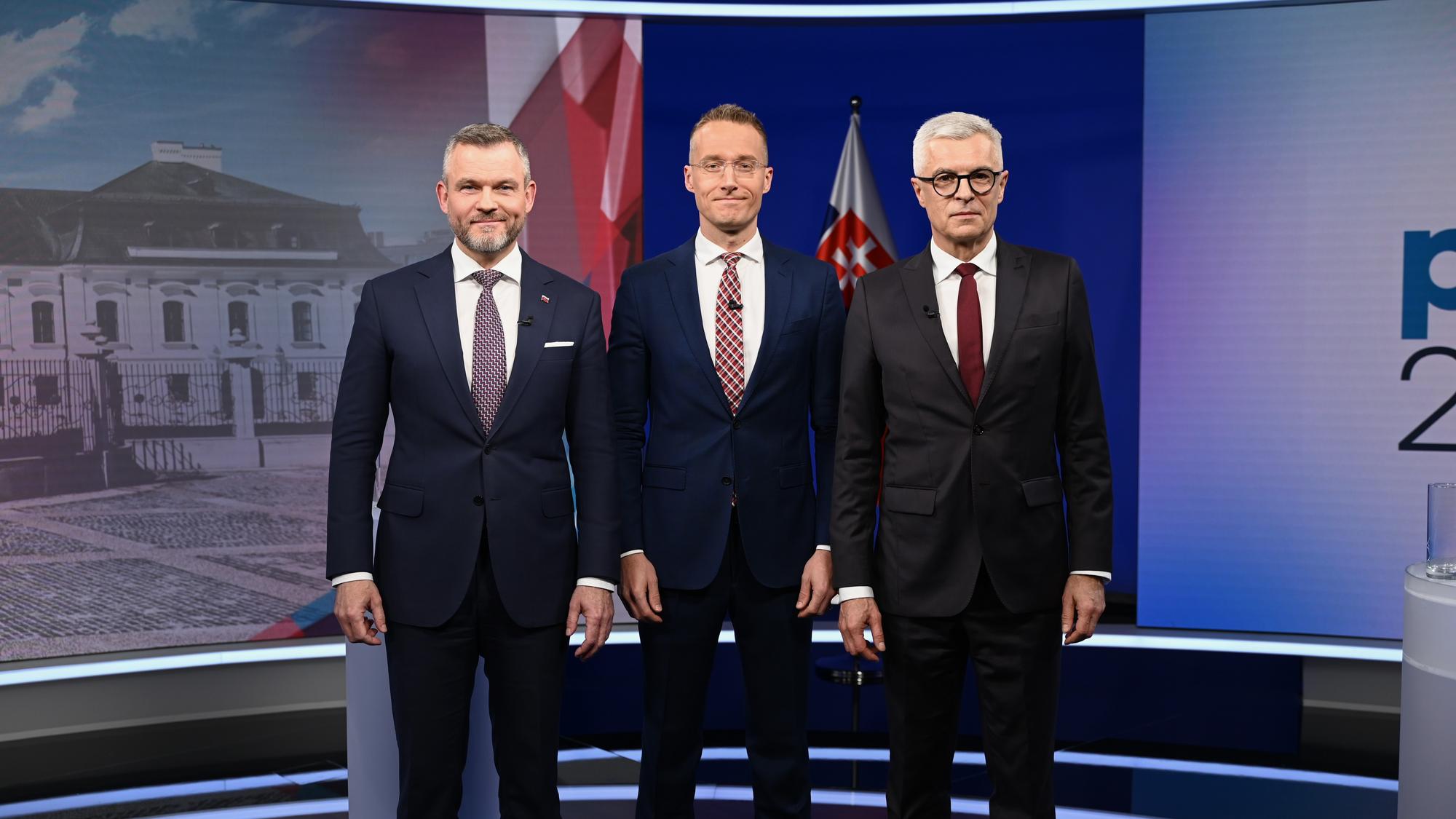 Moderátor Michal Kovačič, Ivan Korčok a Peter Pellegrini počas predvolebnej diskusie.