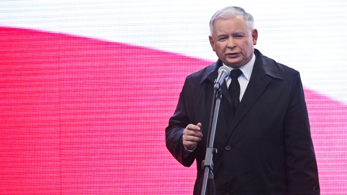 PiS zaprezentowało spot wyborczy, w którym jest mowa o bezpiecznej Polsce. Bezpieczeństwo ma zapewnić Polakom m.in. praca, sprawna służba zdrowia, odbudowa przemysłu oraz "uczciwe rządy". - Inni się mylili. My wiemy jak wzmocnić Polskę - twierdzi PiS.