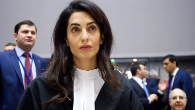 Amal Clooney wygląda rewelacyjnie nawet na sali sądowej