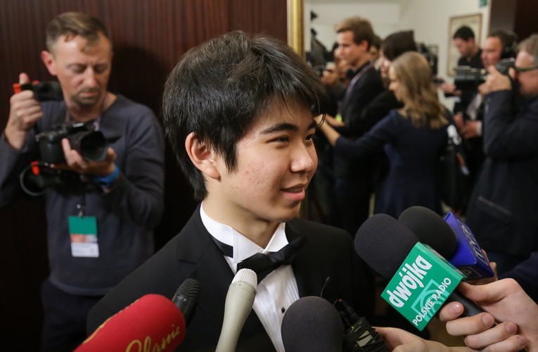 <strong>V miejsce - Tony Yike Yang</strong>
<br></br>
Piątą lokatę uzyskał Kanadyjczyk Tony Yike Yang. Yang wystąpił w trzecim, ostatnim dniu finałowego etapu Konkursu w Filharmonii Narodowej. W finale wzięło udział dziesięcioro pianistów z ośmiu krajów. Muzycy wykonali jeden z koncertów fortepianowych Fryderyka Chopina, a akompaniowała im Orkiestra Symfoniczna Filharmonii Narodowej pod batutą Jacka Kaspszyka.
<br></br>