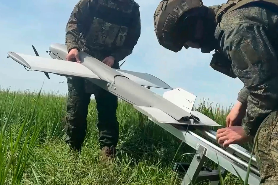 Ruska vojska priprema presretač dronova na nepoznatoj lokaciji u Ukrajini 20. maja